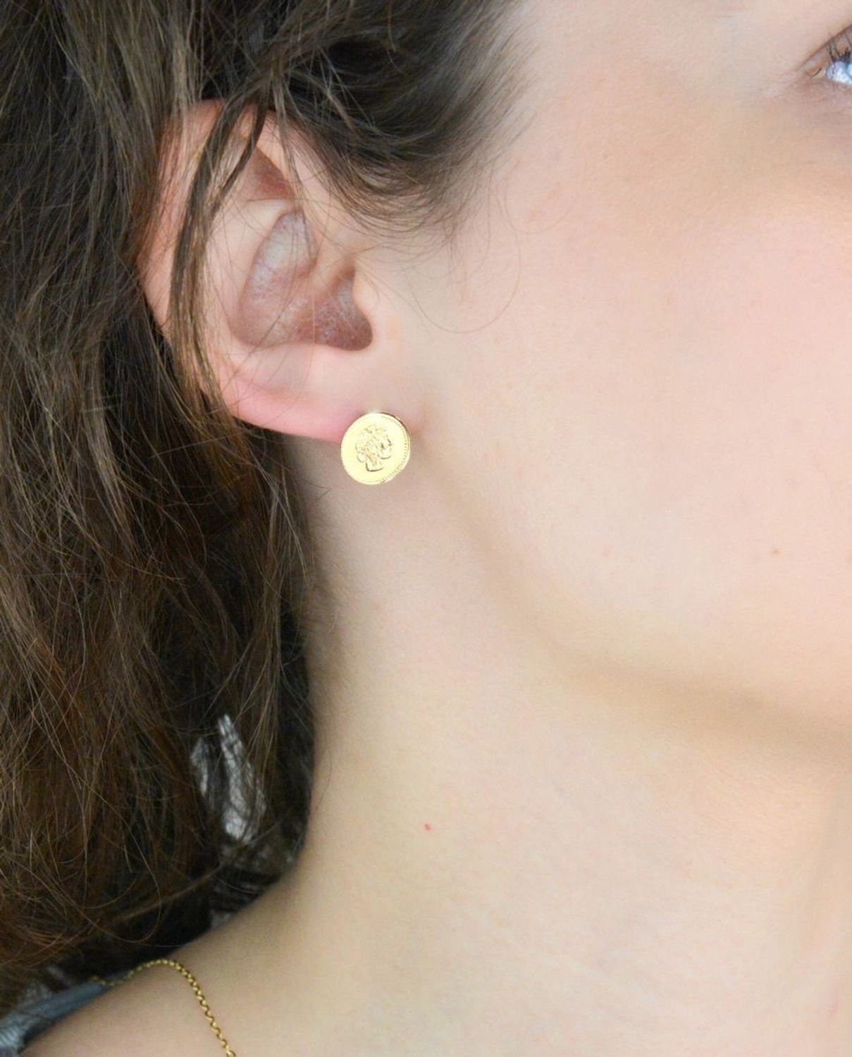 Kolczyki złote monetki pr 585, OR MO 03-256 Złote kolczyki zostały wykonane z najwyższej jakości złota próby 585. Złote kolczyki ozdobione twarzą cesarską w okrągłym kształcie. 1.jpg